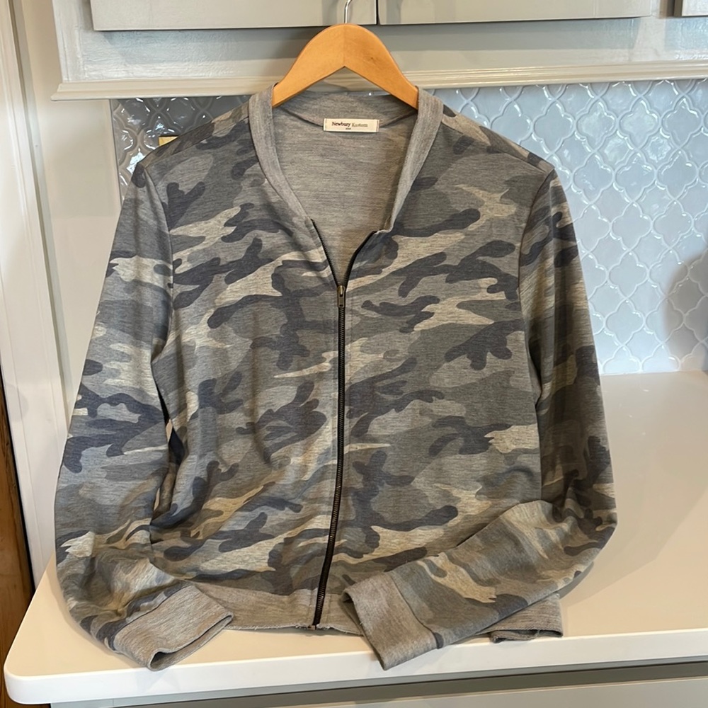 Size M Rayon, polyester and spandex lightweight camouflage jacket